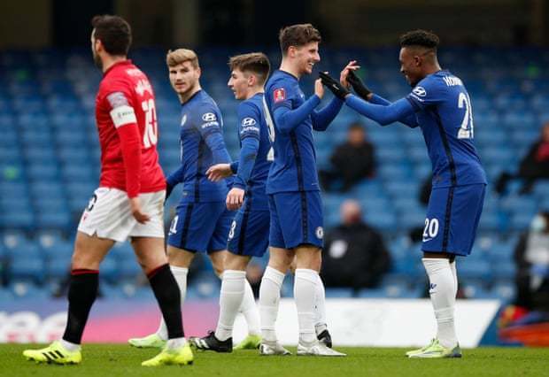 欢迎女明星，海岛粉上头！《和平精英》携手“赞萌露比”跨界联动